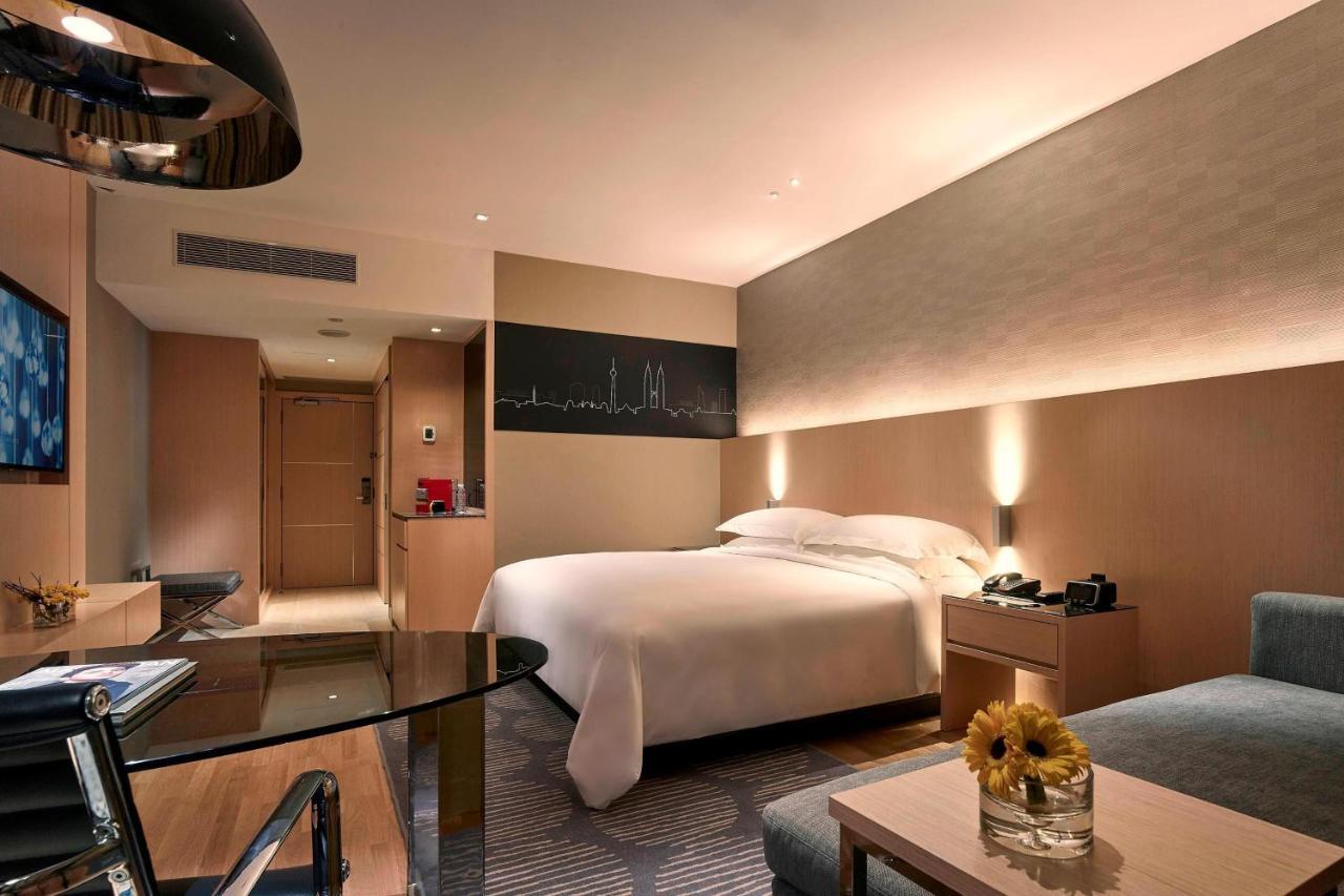 Deluxe King Room Club Lounge Access